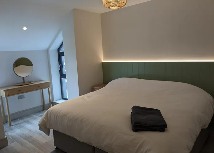 Binion At Houses, Pollan Bay アパート