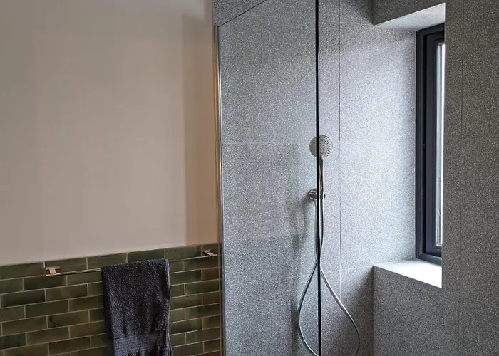 Binion At Houses, Pollan Bay アパート